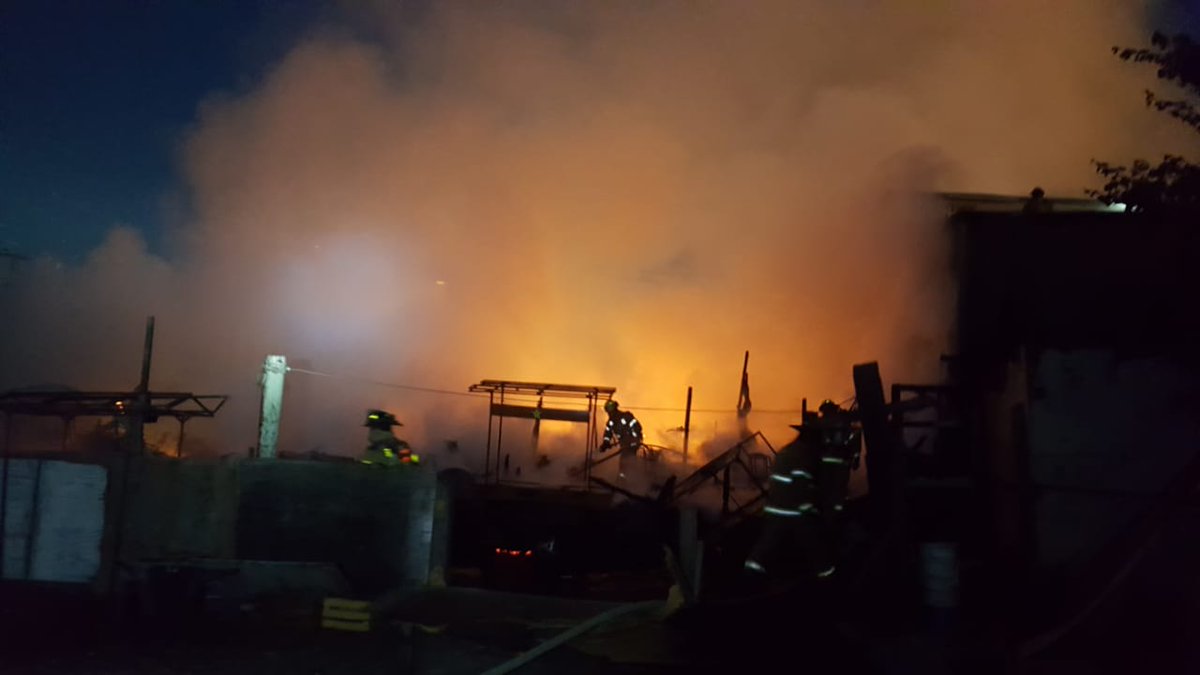 Vientos de Santa Ana propagan incendio en Tijuana