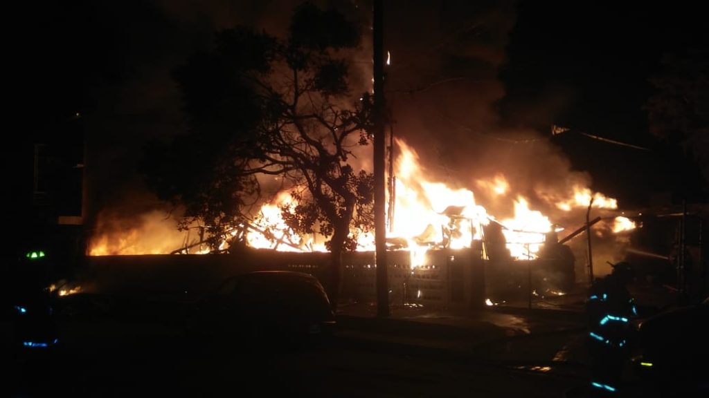Vientos de Santa Ana propagan incendio en Tijuana