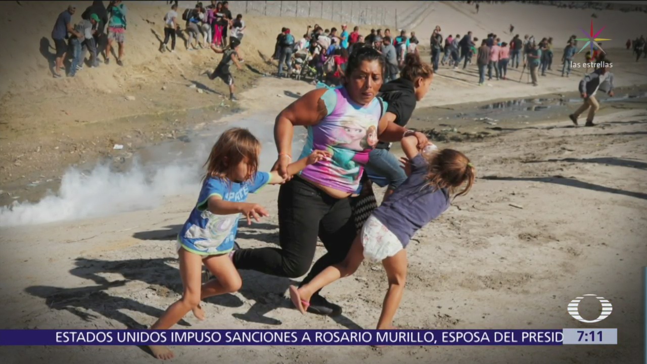 Viral, foto de madre y gemelas huyendo de gases lacrimógenos en Tijuana