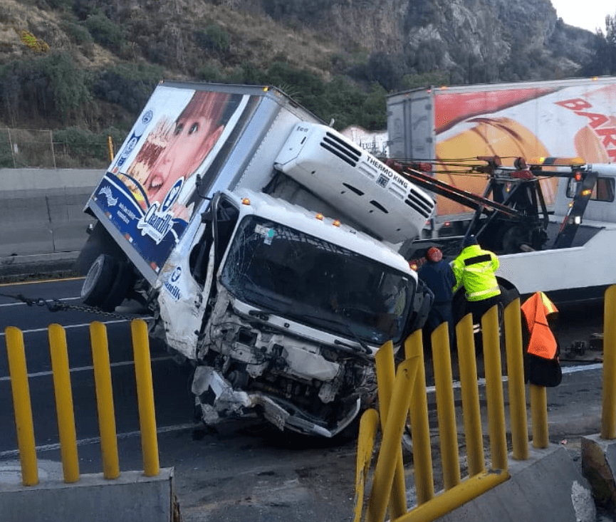 Volcadura provoca cierre en autopista México-Puebla