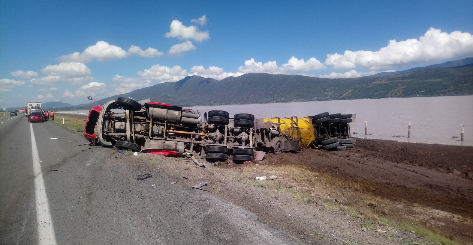 Accidente Jalisco; Vuelca camión derrama combustible laguna
