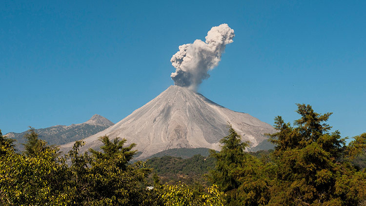 Volcán de Colima en erupción durante septiembre de 2016 (RT)