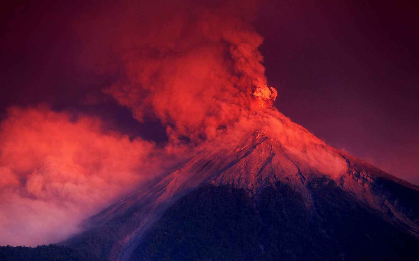 Guatemala en alerta: Volcán de Fuego registra dos explosiones fuertes