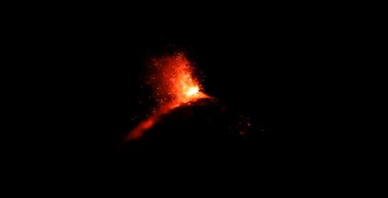 volcan de fuego entra en erupcion guatemala