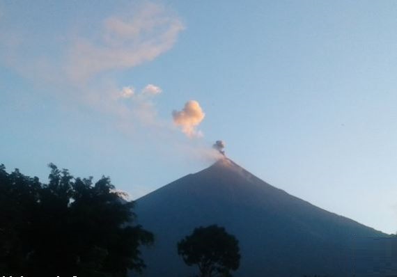 Volcán de Fuego de Guatemala sigue con erupción efusiva