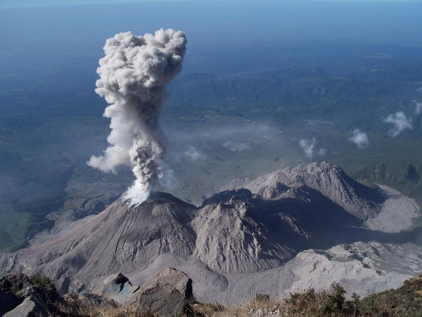 Volcán Santiguito lanza cenizas en 2012, cuando fue considerado el volcán más activo de Guatemala (AP Images)