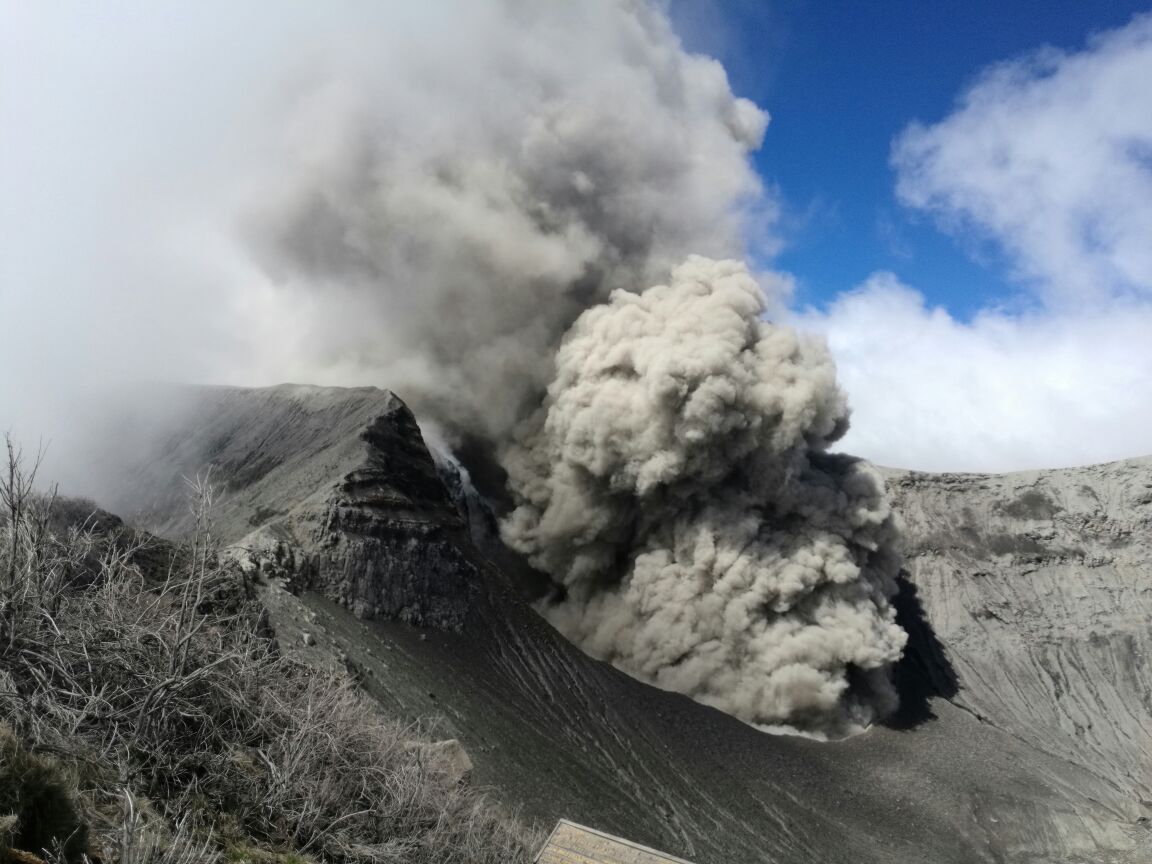 Volcán Turrialba registró erupción de cenizas y roca en febrero de 2018 (CRHoy)