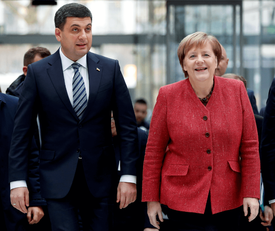 Volodímir Hroisman y Angela Merkel. (AP) 