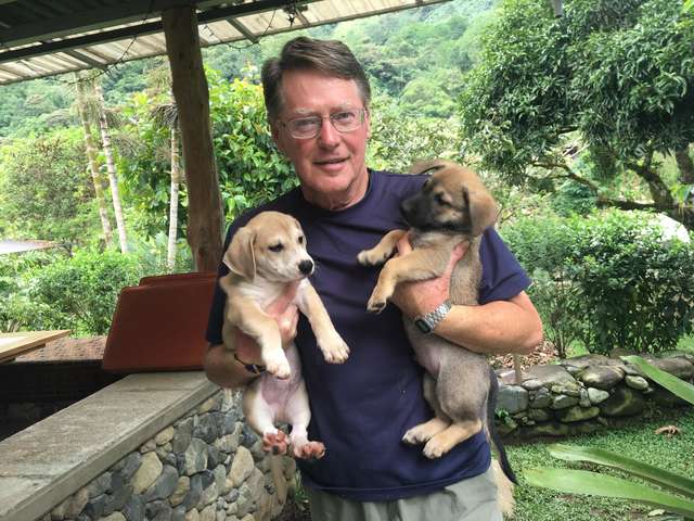 Wynn Mackey, un jubilado de EU que vive en Costa Rica, aceptó llevar a Marie a su casa para cuidar de ella y procurar sus cachorros (Tania Cappelluti Facebook)