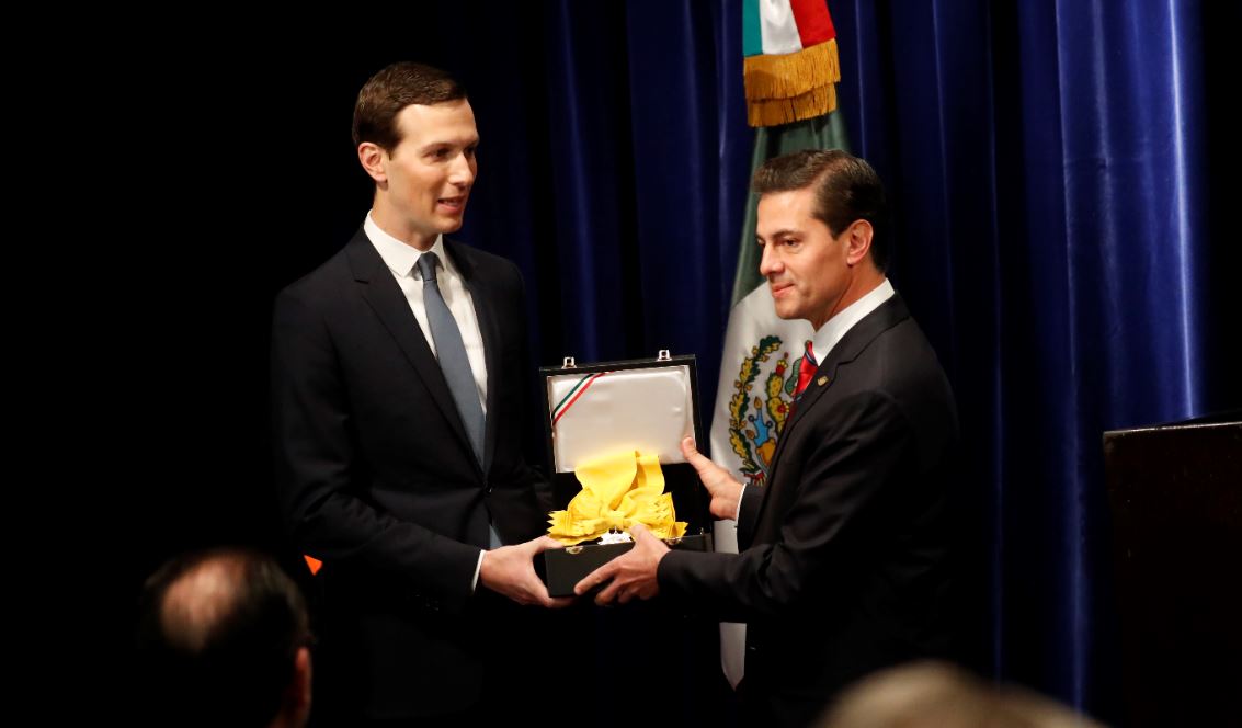 Peña Nieto entrega reconocimiento del Águila Azteca a Jared Kushner, yerno de Trump