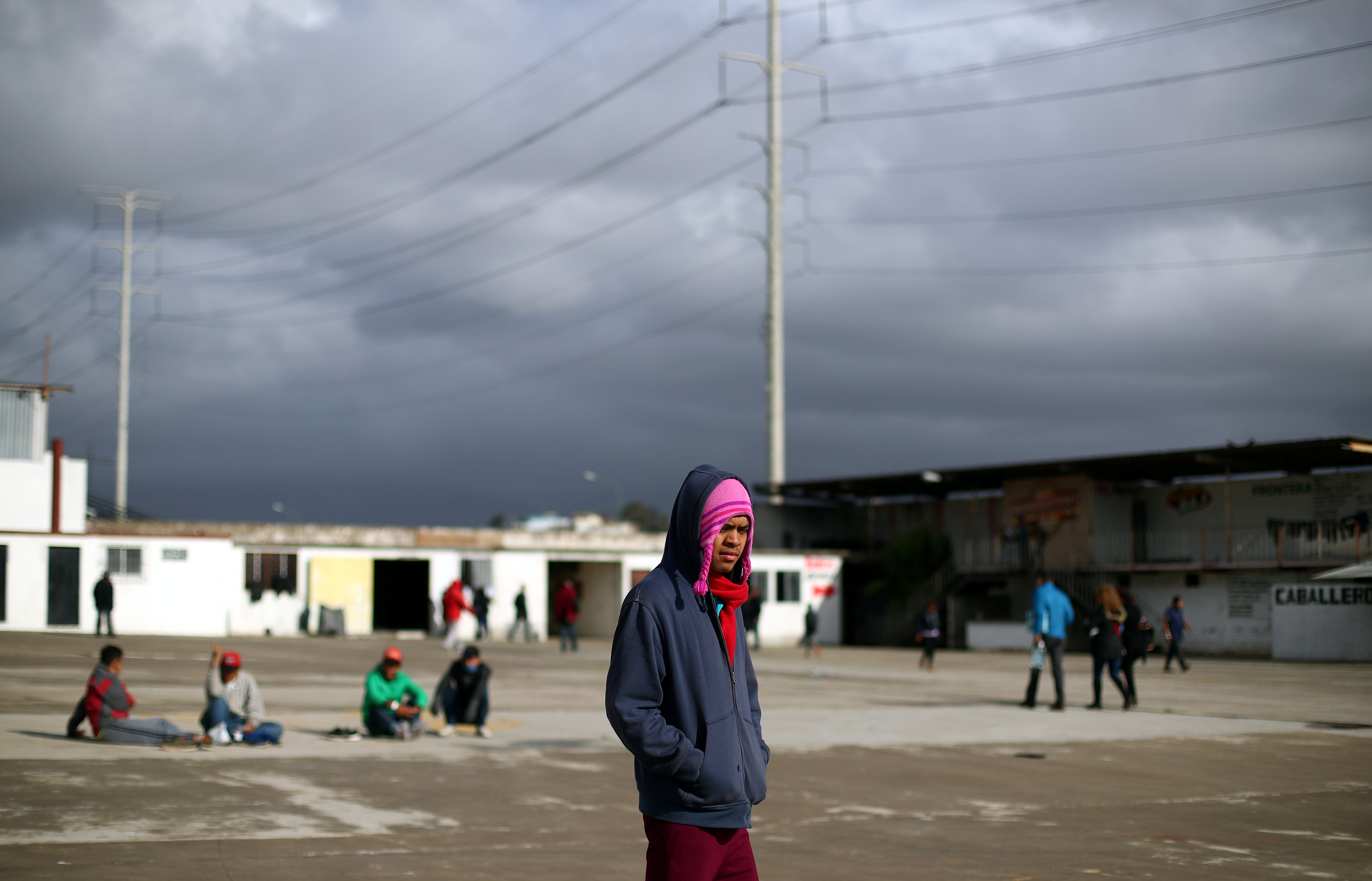 Migrantes varados en Tijuana piden limosna en la calle