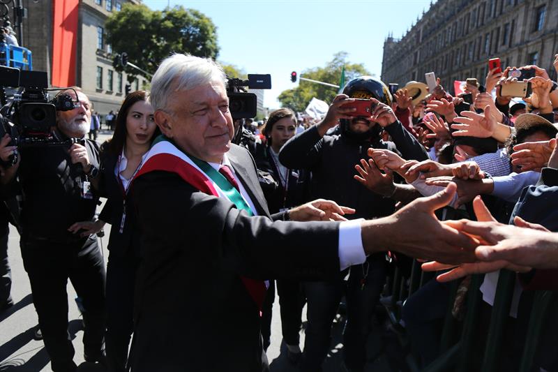 López Obrador se da un baño de masas tras ser investido presidente de México