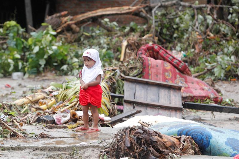 Elevan a 429 la cifra de muertos tras el tsunami de Indonesia