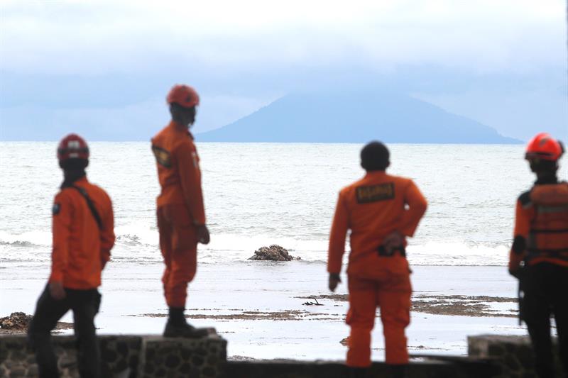 Indonesia eleva a 430 la cifra de muertos y a 22 mil los desplazados por el tsunami