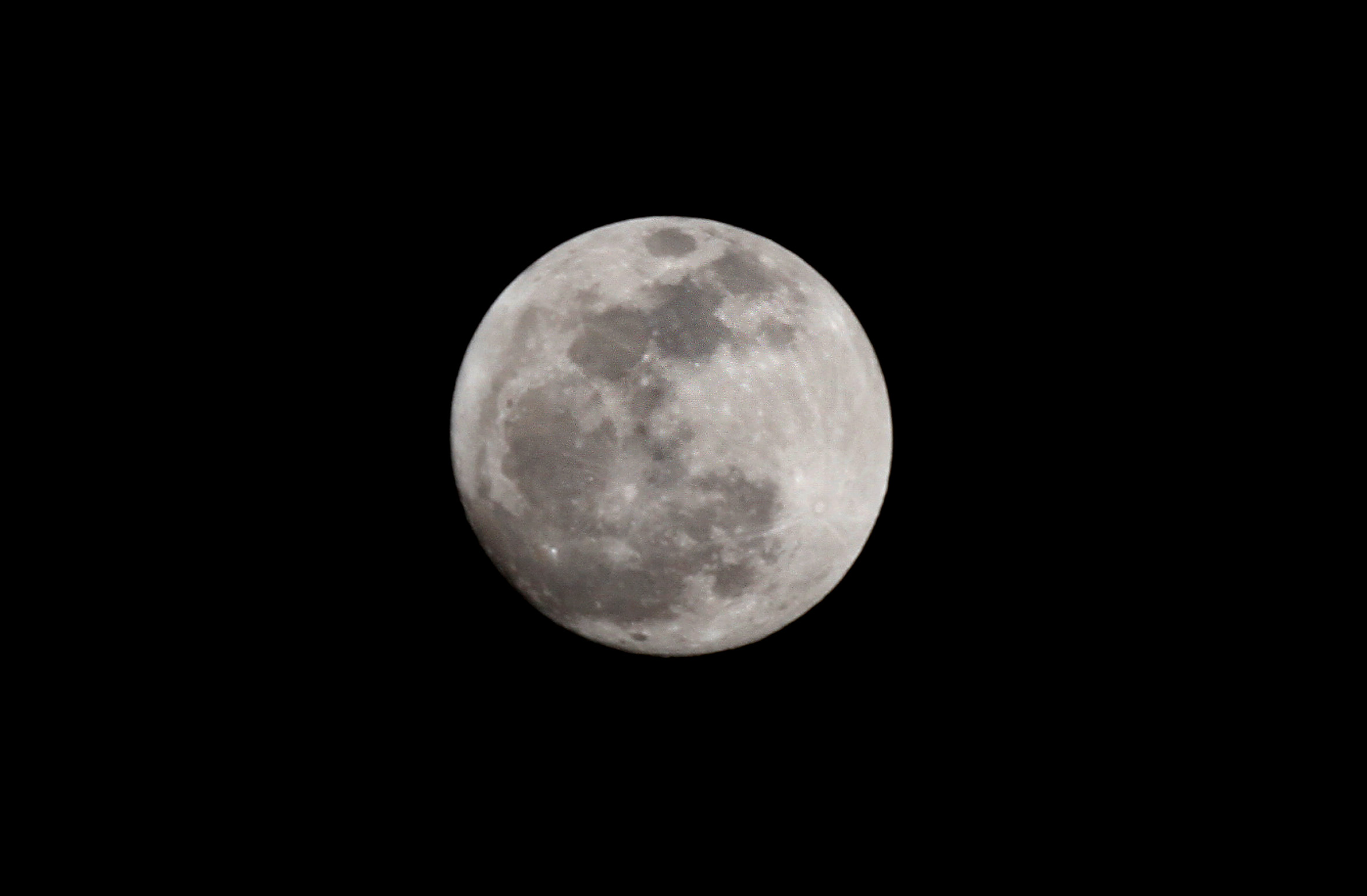 Luna llena engalana la noche más larga del año