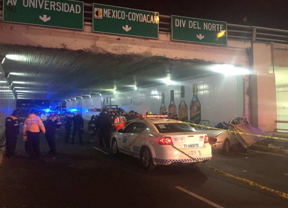 Accidente en bajo puente de Circuito Interior deja dos muertos
