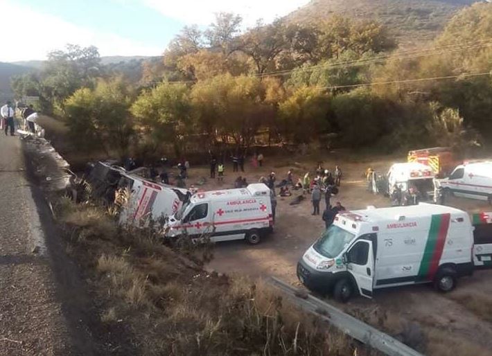 Vuelca camión de pasajeros en San Luis Potosí; mueren dos personas