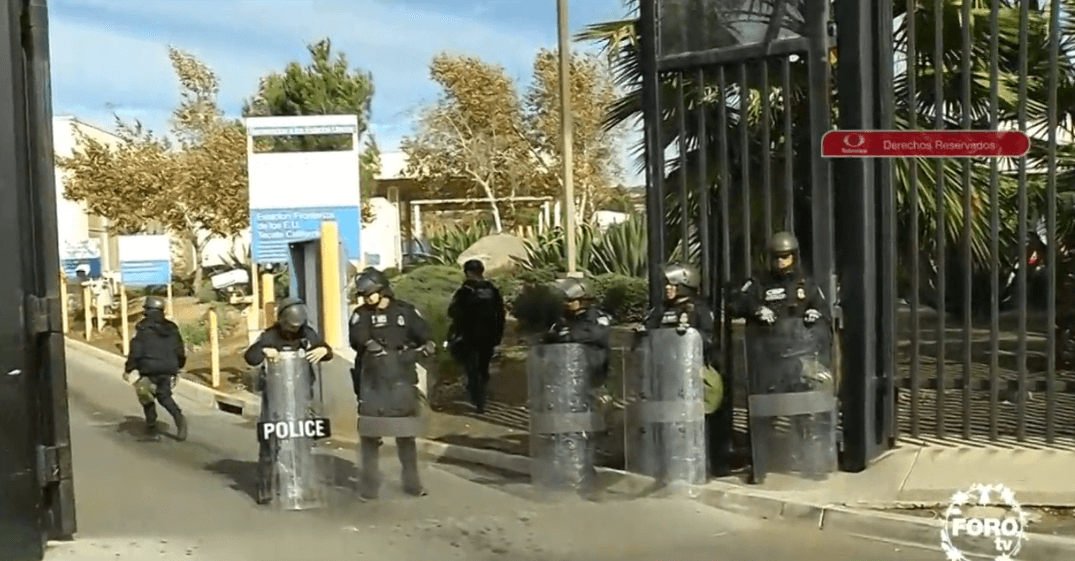 Agentes de seguridad en la garita en Tecate, Baja California. (FOROtv)