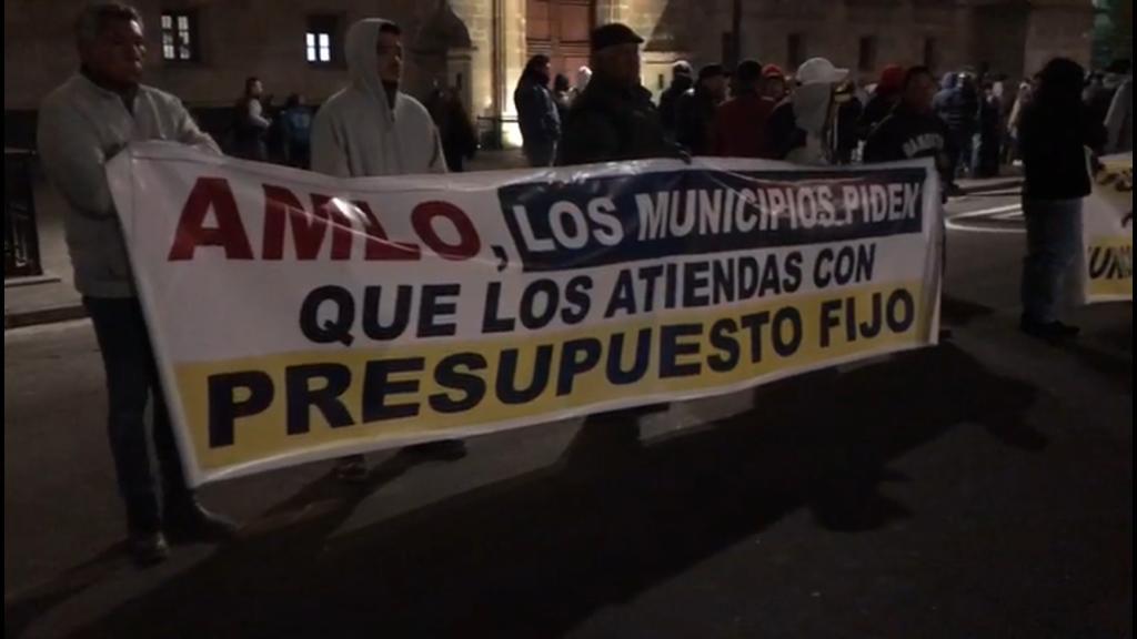 Alcaldes perredistas piden audiencia a AMLO frente a Palacio Nacional