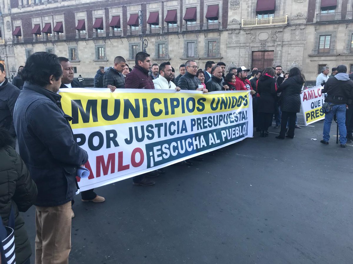 Alcaldes protestan en Palacio Nacional por reducción Ramo 23
