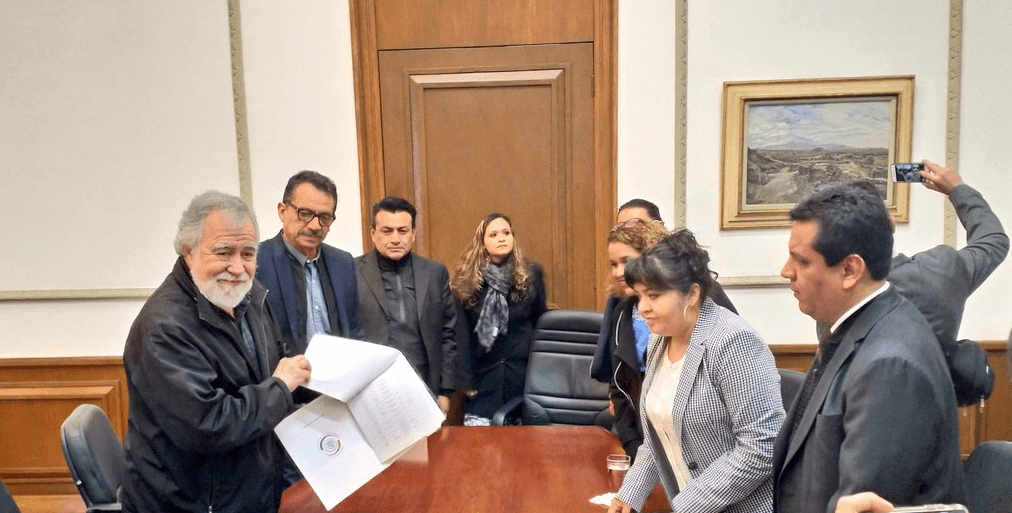 Nestora Salgado entrega lista de presos políticos a Segob