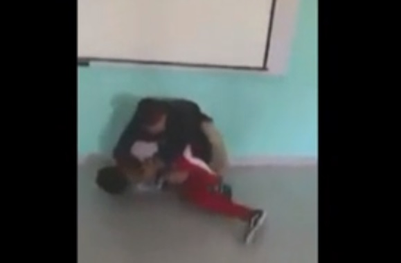 Maestro golpea a alumno en Celaya, Guanajuato