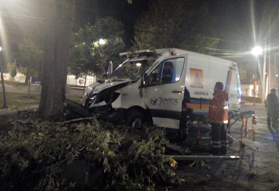 Choca ambulancia en Iztapalapa; una paramédico resulta herida