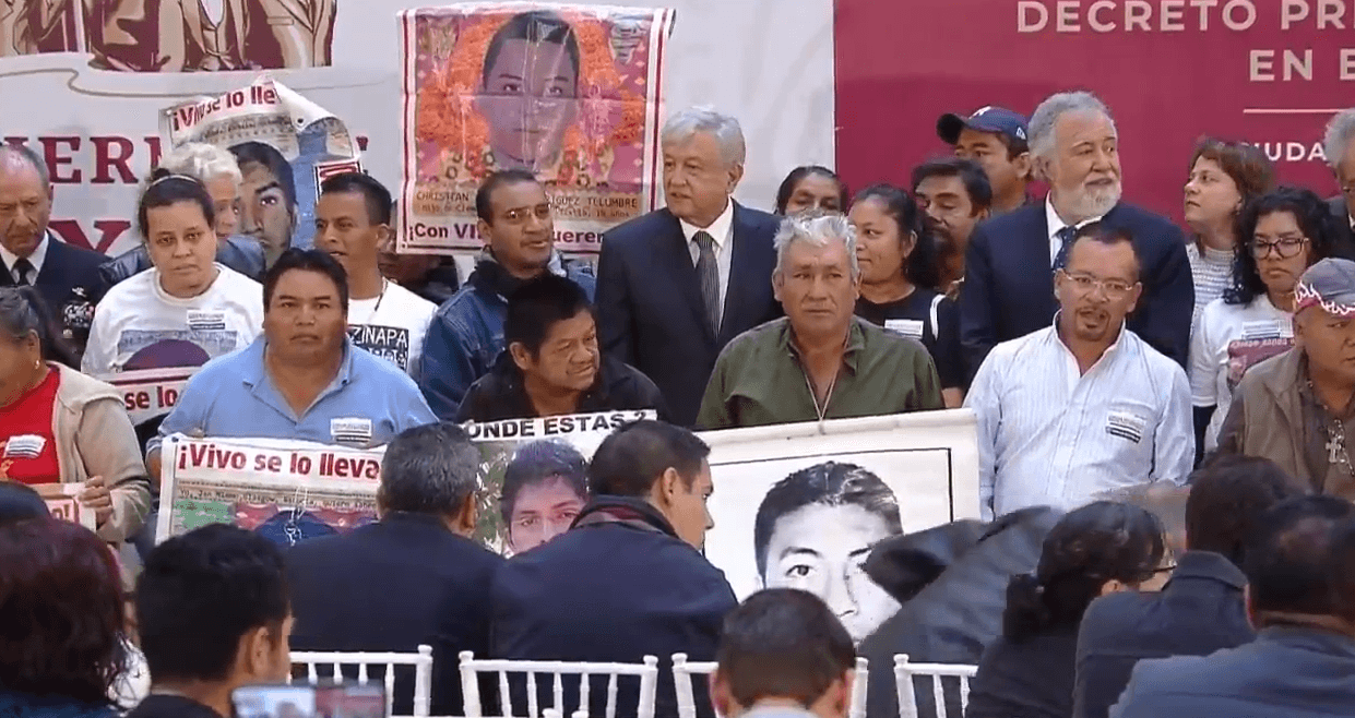 AMLO firma decreto para comisión de la verdad del caso Ayotzinapa