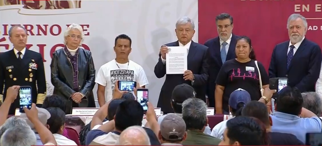AMLO firma decreto para comisión de la verdad del caso Ayotzinapa