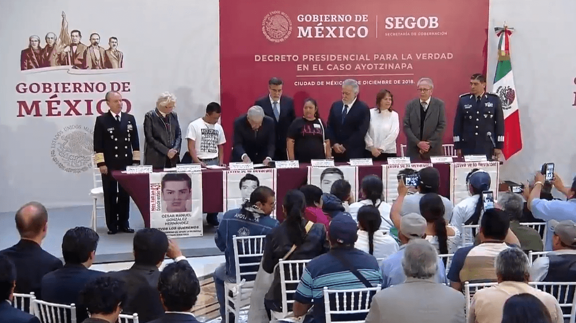AMLO firma su primer decreto, crea Comisión de la Verdad en caso Ayotzinapa