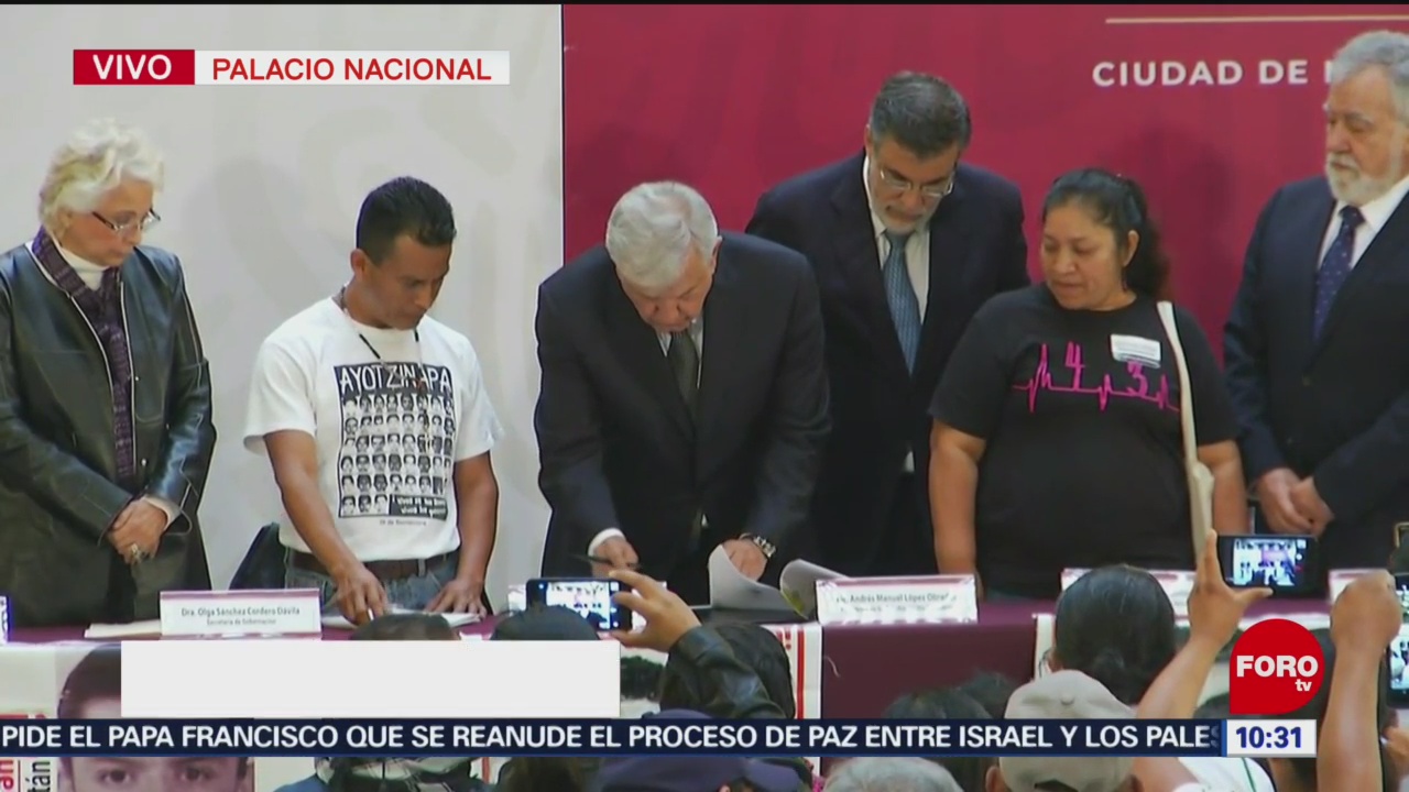 AMLO firma primer decreto, crea Comisión de la Verdad en caso Ayotzinapa