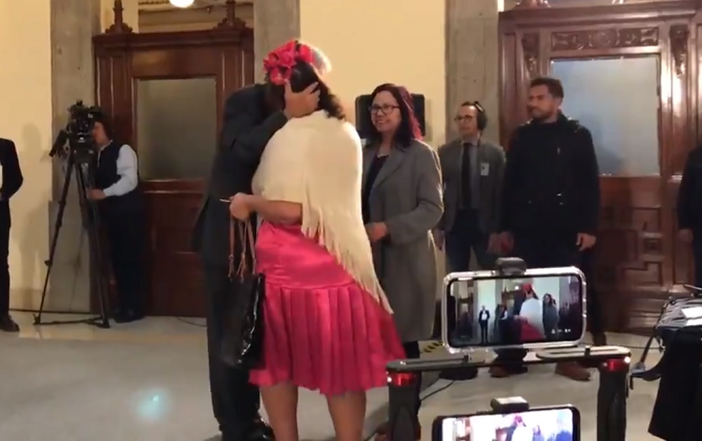 Mujer se las ingenia para acercarse a AMLO en Palacio Nacional