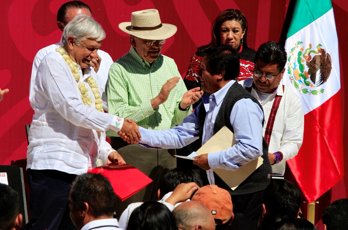 AMLO presenta en Oaxaca programa para pavimentar caminos municipales