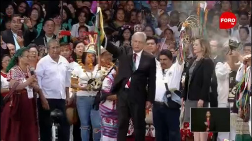 Amlo participa en ceremonia de entrega del Bastón de Mando en el Zócalo