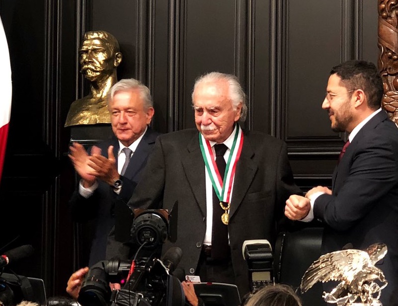 Carlos Payán recibe medalla Belisario Domínguez