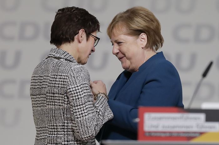 Partido alemán CDU elige a Kramp-Karrenbauer para sustituir a Angela Merkel