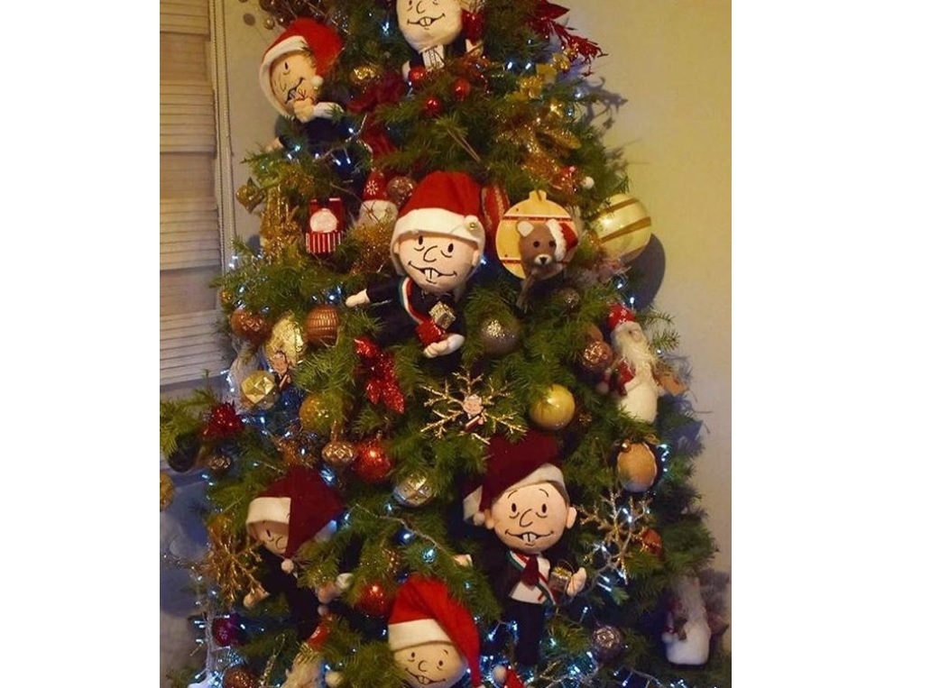 Beatriz Gutiérrez Müller publica imagen de árbol de navidad decorado con pequeños AMLO