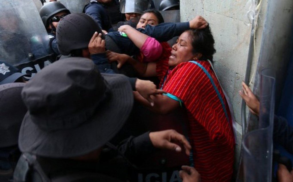 Artesanos triquis se enfrentan con personal de alcaldía Cuauhtémoc