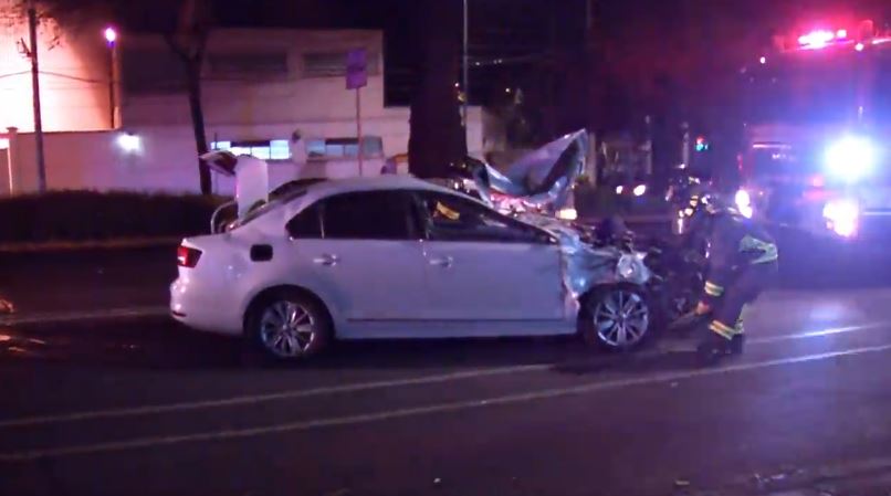 Automóvil choca contra microbús en colonia Narvarte y deja 2 jóvenes heridas