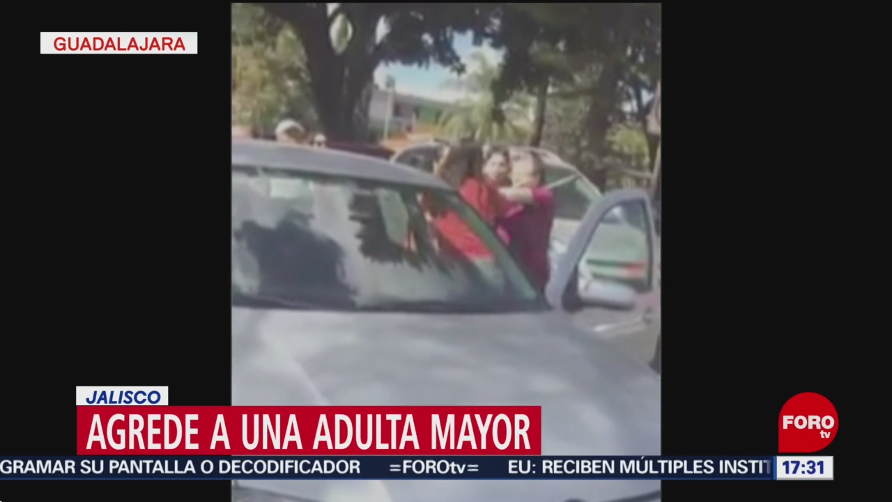 Automovilista agrede a anciana en Guadalajara