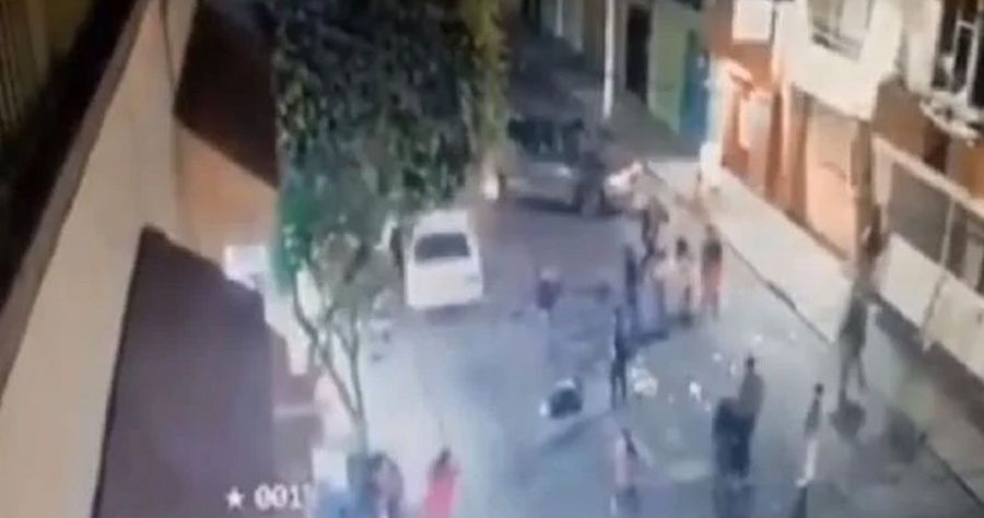 Video: Automovilista embiste a vecinos durante posada