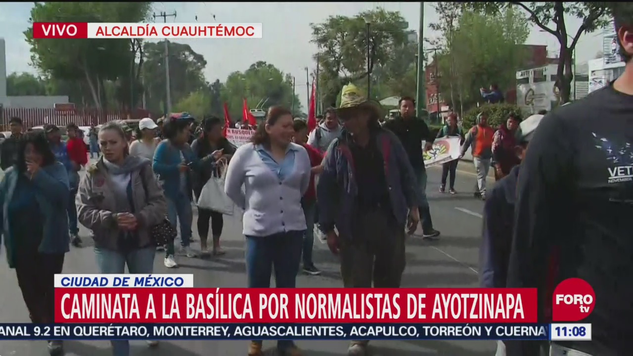 Manifestantes de Ayotzinapa se dirigen a la Basílica