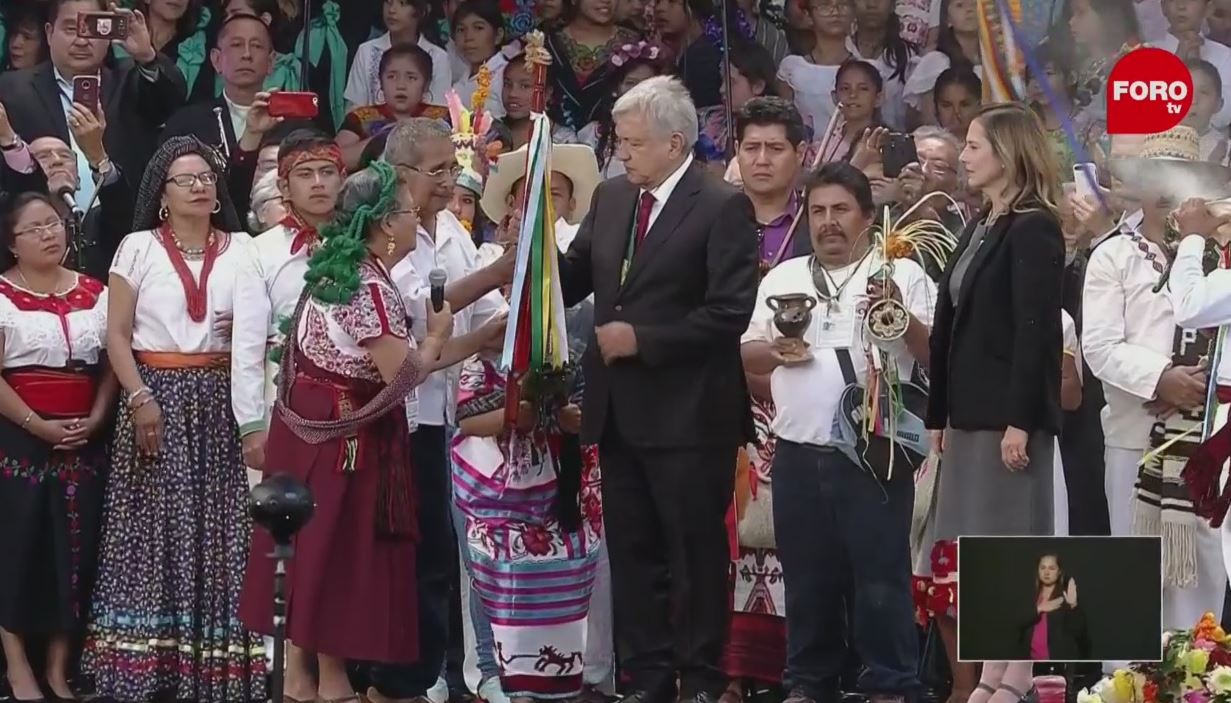Indígenas entregan a AMLO Bastón de Mando en el Zócalo