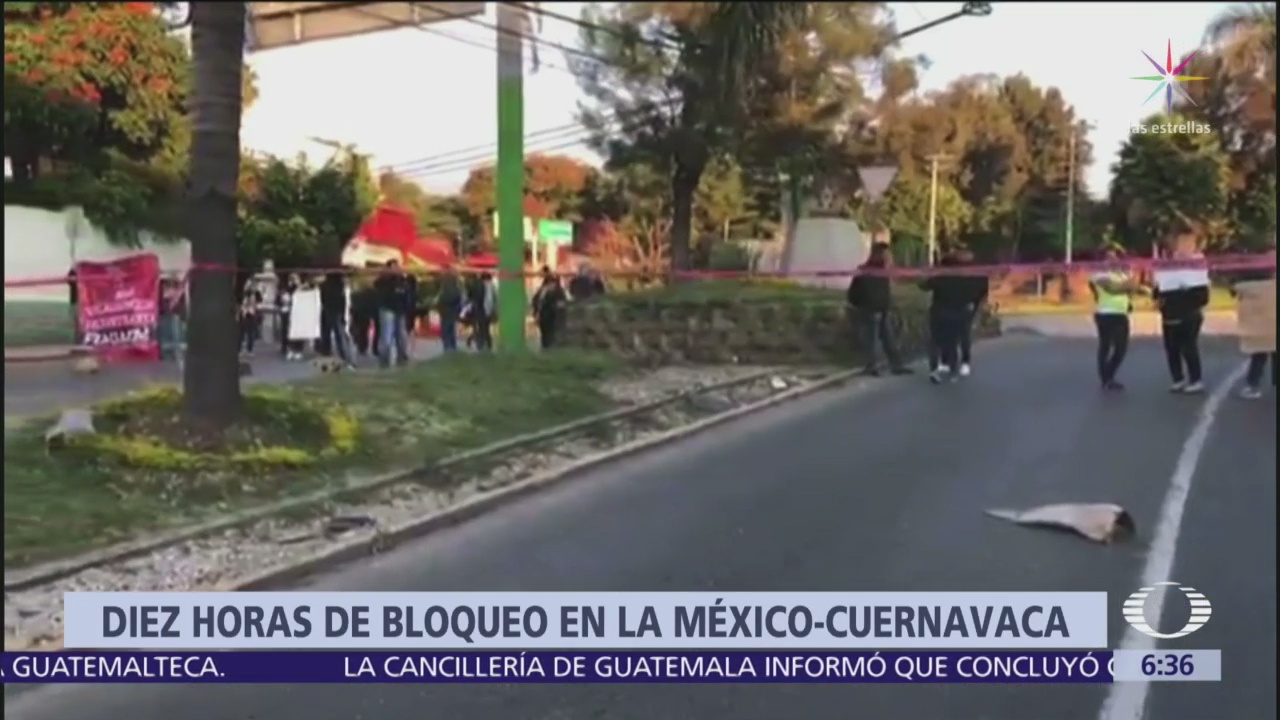 Bloquean la autopista México-Cuernavaca en demanda de aguinaldos