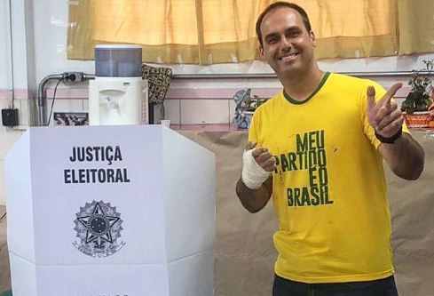 Hijo de Bolsonaro ofrece Brasil para juzgar ‘dictaduras’