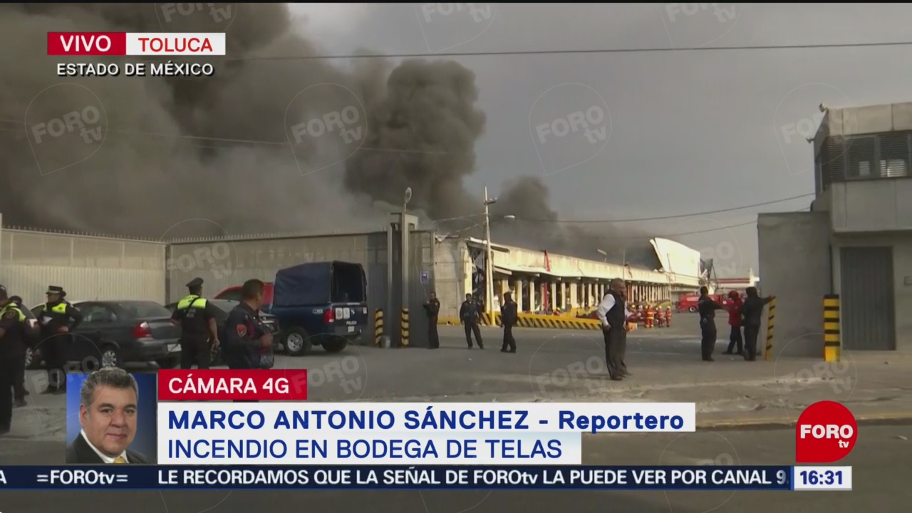 Bomberos de varios municipios del EdoMéx combaten fuego en fábrica de telas