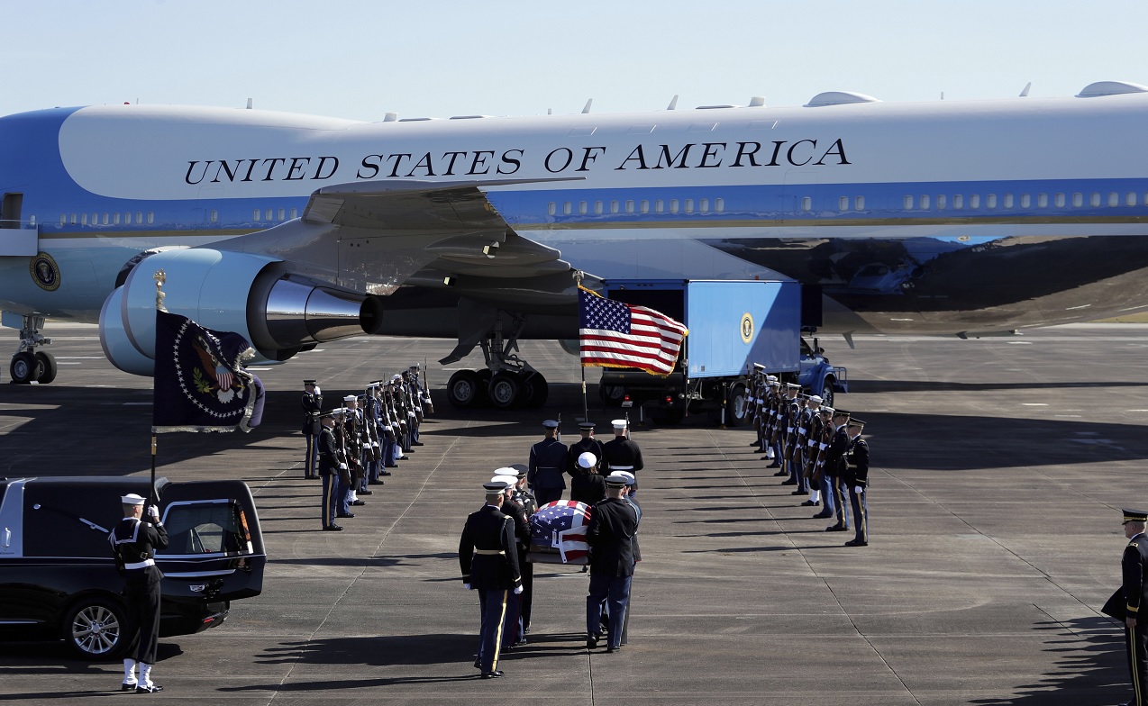 George H.W. Bush hace su viaje final a Washington para funeral de Estado