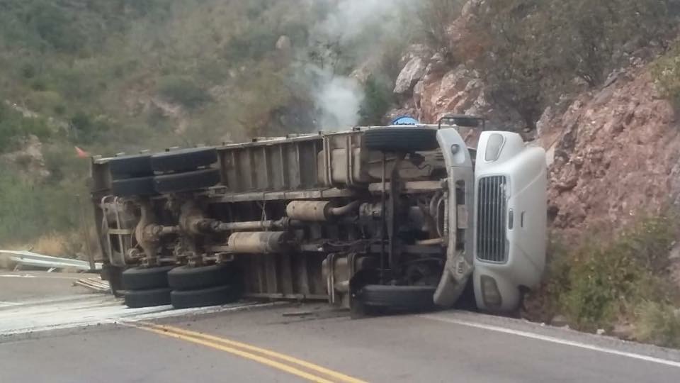 Accidente Sonora; vuelca camión que transportaba químicos