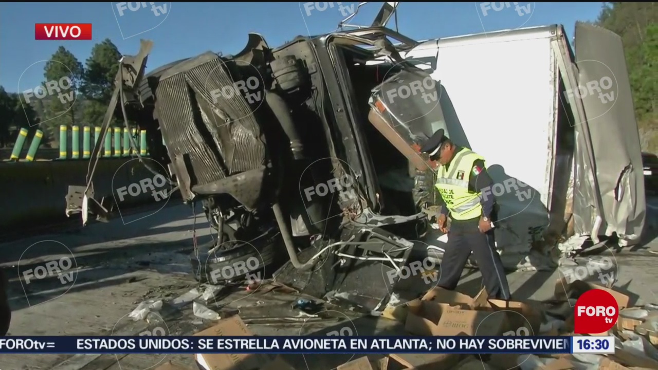 Camión de carga vuelca en autopista México-Puebla