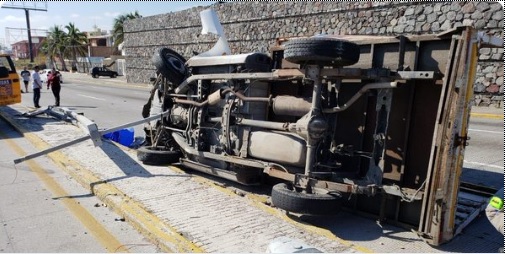 Camioneta impacta a motocicleta y vuelca en Boca del Río, Veracruz